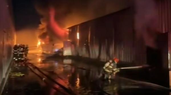 Incendiu puternic la Dragonul Roșu, în București. Update: Structura clădirii s-a prăbușit parțial