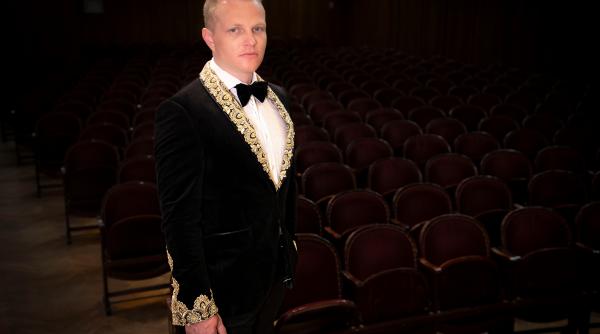 tenorul stefan von korch deschide stagiunea filarmonicii arad cu lucrarea sa semnatura carmina burana