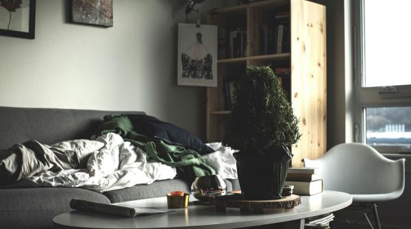 Ce spune noptiera ta despre tine: 13 lucruri dezvăluite de o masă de noapte dezordonată