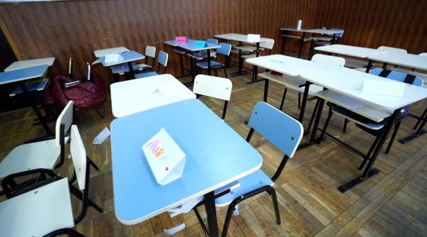 Premierul Bolojan: „Salariile dascălilor nu au fost reduse, dar sunt mai puțini suplinitori în școli