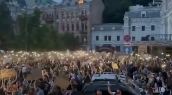 Ucrainenii, protest uriaș la Kiev: „Serviciul militar nu este sclavie! ”