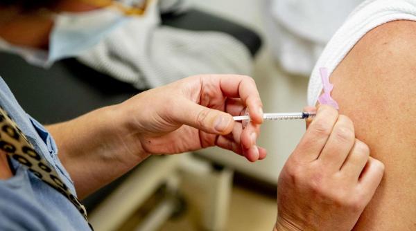 Cele mai importante 6 vaccinuri recomandate persoanelor peste 60 de ani. Sfaturile medicilor pentru un sezon rece în siguranță