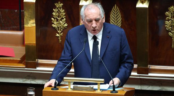 Criză politică la Paris: Guvernul francez se prăbușește după ce parlamentarii votează pentru demiterea prim-ministrului. Ce opțiuni are președintele Macron?