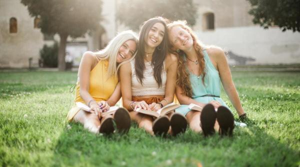 Ce citește Gen Z? Titluri smart, relatable și addictive