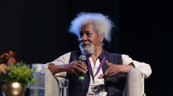 Incident șocant la București: Wole Soyinka, laureat Nobel, răpit și jefuit de un taximetrist după aterizarea pe Aeroportul Otopeni