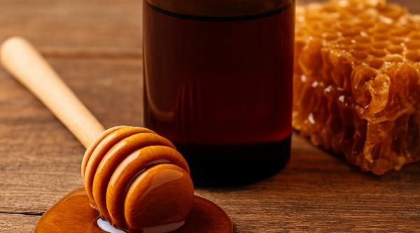 Descoperă puterea propolisului, “aurul lichid” al stupului