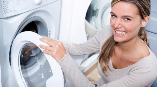 Cum să-ți cureți mașina de spălat cu oțet și bicarbonat – trucul simplu care prelungește viața electrocasnicului