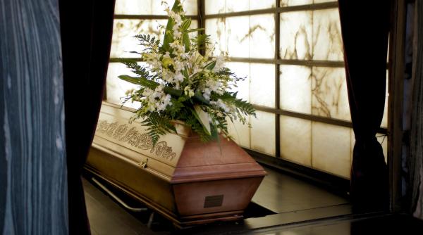 Coroanele funerare, interzise în mai multe orașe. Reguli și sancțiuni