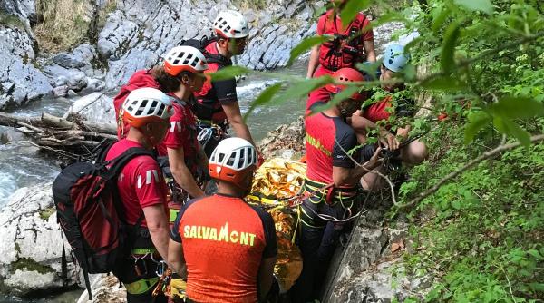 Doi turiști în pantofi, fără echipament și lanterne, rătăciți în Bucegi, salvați de jandarmi
