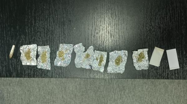 Bărbat prins de jandarmi dormind în mașină, după ce s-a drogat