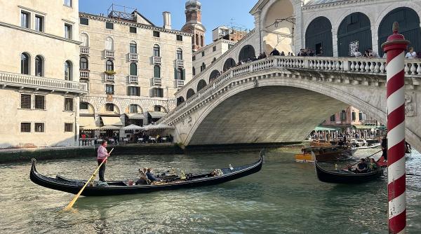 Controverse la Veneția: părinții amendați după ce copiii au jucat fotbal în piața publică