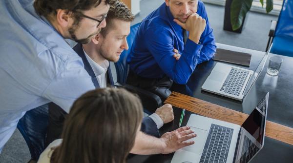 Cum alegi pachetul de licențe Office potrivit pentru echipa ta