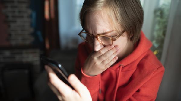 Cum acționează escrocii pentru a „hipnotiza” victimele și cum se pot apăra cei vizați de infractori