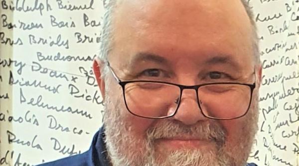 „Cu bască sau fără bască, românul este mereu inoportun, iritant, în afara rândului”