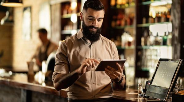 Diferența dintre un software pentru gestiune restaurant local și unul bazat pe cloud