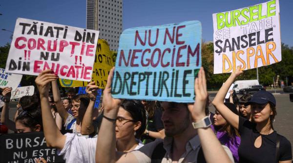 Studenții iau cu asalt Guvernul, pentru a-și cere bursele înapoi