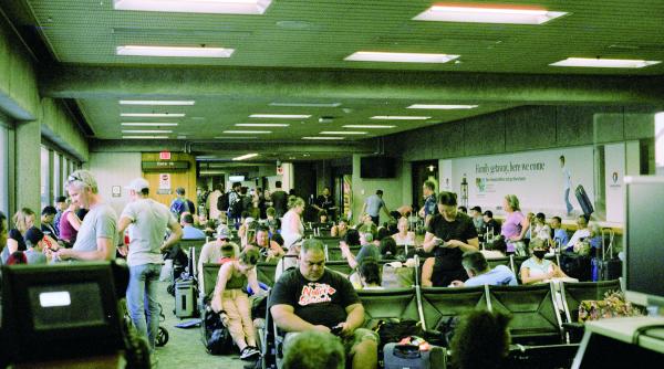 Întârzieri, greve și un zâmbet românesc după 26 de ore de zbor