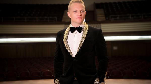 Tenorul Ştefan von Korch aduce noutăţi în stagiunea MUSICAL EXTRAVAGANZA 2025/2026: prima producţie integrală – Carmina Burana – invitaţi în premieră şi scenă deschisă pentru tineri muzicieni