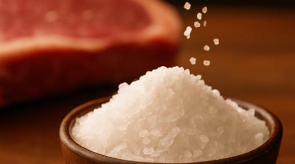 Sare kosher vs. sare de masă: Secretele din bucătăriile restaurantelor de top