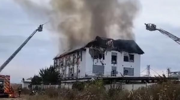incendiu operator economic prahova zeci de pompieri trimisi misiune