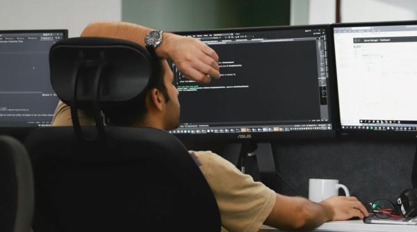 Cartea de identitate electronică, păzită cu SUV-ul