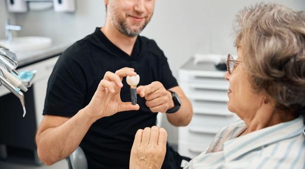 Cum să îngrijești implantul dentar pentru a-i menține durabilitatea pe termen lung 