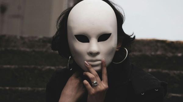 Trei zodii care riscă să întâlnească un „fals suflet pereche” narcisist în această toamnă