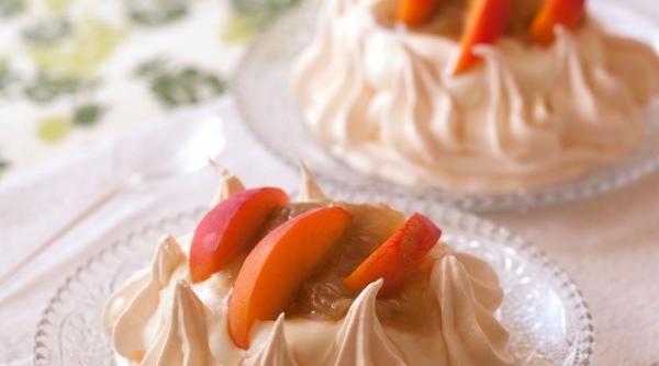 Rețetă rafinată de toamnă: Pavlova cu pere caramelizate și cremă catifelată de ciocolată albă