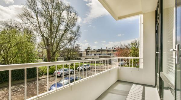 Trucuri pentru balcoane înguste: mobilier pliat și depozitare inteligentă