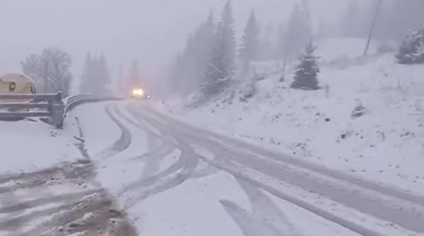 Ninsoare în zona montană înaltă: Stratul de zăpadă a ajuns la 3 centimetri la stația meteo Iezer