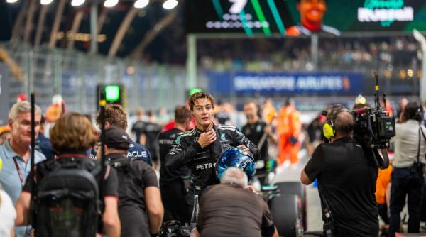 Russell s presenetljivo zmago na VN Singapurja, Piastri tretji, Sauberjeva dirkača izven top 10