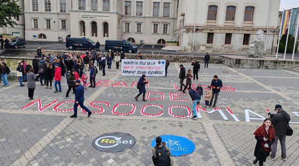 Lacrimi și revoltă la Iași: Copiii morți în Spitalul &quot;Sfânta Maria&quot;, comemorați în Piața Națiunior