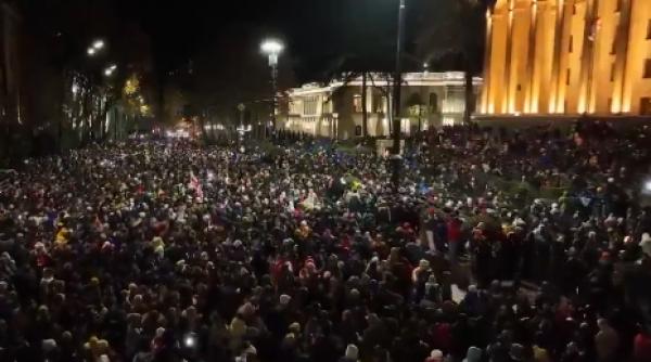 Proteste violente în Georgia: manifestanții pro-europeni au încercat să ia cu asalt palatul prezidențial