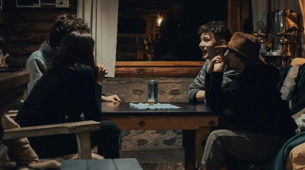 Cele trei zodii care transformă orice întâlnire cu prietenii într-o sesiune de „descărcarea” emoțională