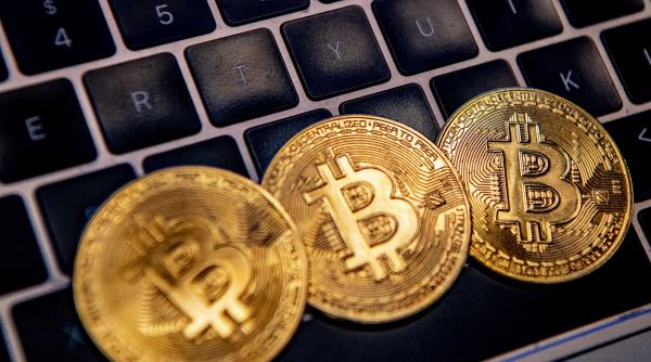 Nou record pentru bitcoin, care trece de 125.000 de dolari