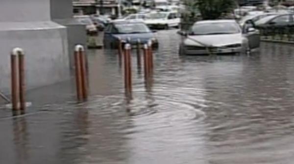 Apa Nova recomandă locuitorilor Capitalei să evite parcarea autovehiculelor în apropierea canalizărilor, în contextul avertizărilor meteo