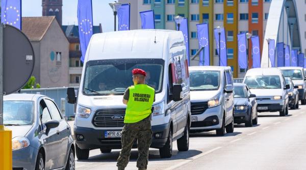 Atenție unde călătotriți! Polonia prelungește controalele la frontiera cu Germania și Lituania