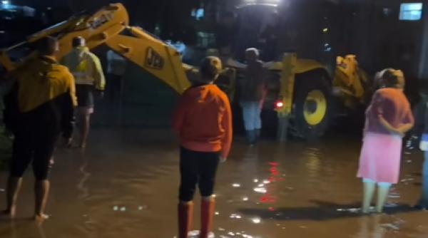 Bilanț Cod Roșu în România: Roci desprinse de pe versanți, mașini avariate și copaci căzuți