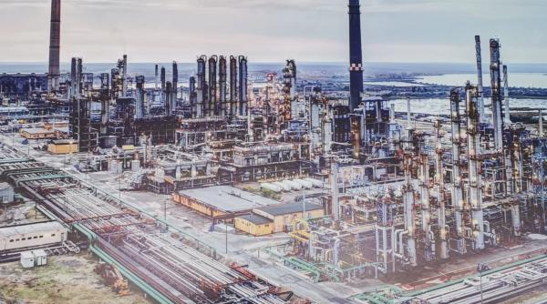 Zaradi uhajanja amonijaka začasno zaprli napravo v rafineriji Năvodari