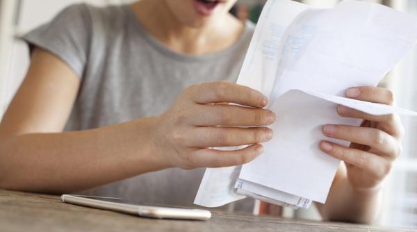 Românii câștigă mai puțin decât cheltuiesc. Veniturile unei gospodării nu fac față scumpirilor