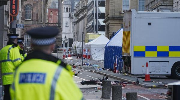 Viața infractorilor români în Marea Britanie: Fraude bancare, pedepse blânde și expulzări pe bani