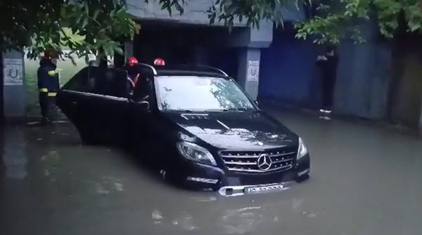 Cum îți protejezi mașina de ploaie. Daunele provocate de apă și inundații