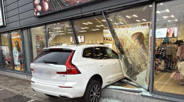 Cascadorie la Brăila: O șoferiță a intrat cu mașina prin geamurile Kaufland