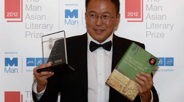 La taclale cu scriitorul malaysian Tan Twan Eng: „Cȃnd nişte necunoscuţi iau masa împreună, îşi încălzesc pântecul, dar, când împărtăşesc poveşti, îşi încălzesc inimile”