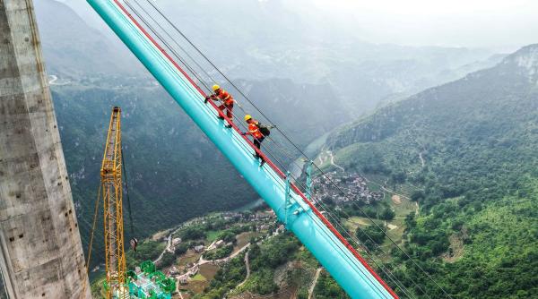 Sport extrem în China. Sărituri cu coarda elastică de pe cel mai înalt pod din lume