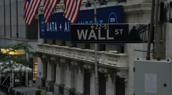 Wall Street, în cădere liberă după ce Trump a amenințat China cu „o creștere masivă” a tarifelor