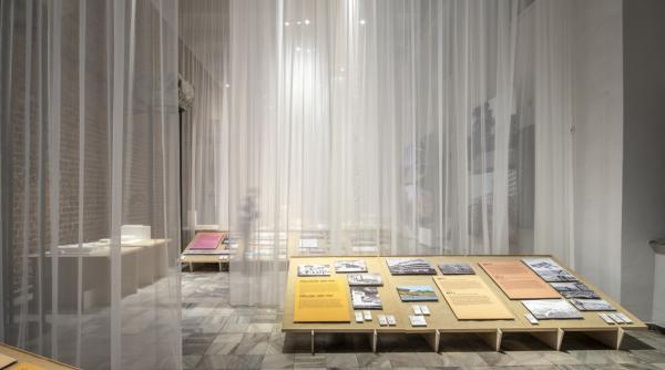 Se încheie Expoziția Utopie la Marea Neagră, 1955-1989. O piesă de(spre) arhitectură în 5 acte de la Muzeul de Arhitectură din Varșovia