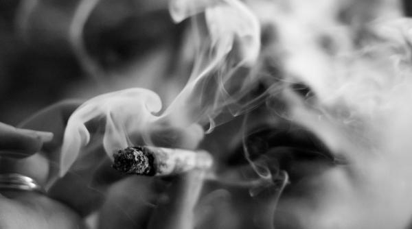 UE ar putea interzice țigările cu filtru și țigările electronice: măsură radicală pentru reducerea fumatului