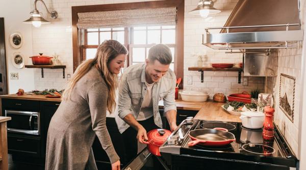 10 lucruri din bucătărie pe care trebuie să le arunci chiar acum. Sfaturile experților pentru o casă mai curată și mai sănătoasă