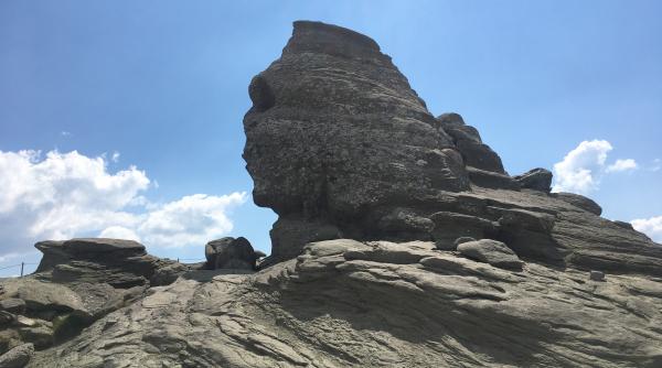 Peste jumătate dintre români cred în locuri „încărcate energetic. Tinerii, mai receptivi